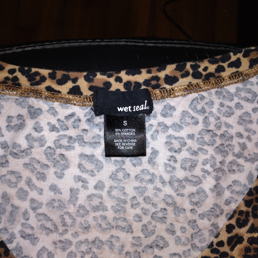 Wet Seal Leopard Print V-Neck Short Sleeve Tee - Picture 4 of 4